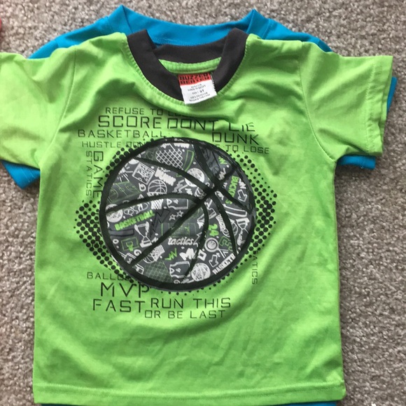 T-Shirt Bundle (2-under armour,1-healthtex,1-buzzer beater) Size 3T - Picture 4 of 5